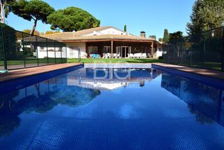 Chalet à Sud. Villa de lujo rodeada de naturaleza entre argentona y cabrera de
