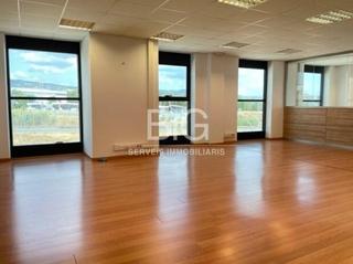 Rent Office space  Carrer bobinadora de la. Oficina en alquiler en el rengle