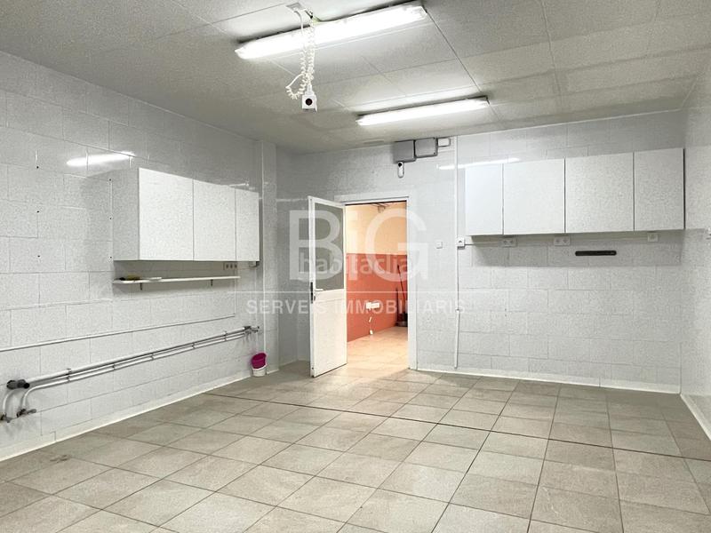 Foto e34a5f26-933f-4a4d-b4c8-eaa493103aea. Location local commercial dans calle rec 18 dans Instituts Granollers