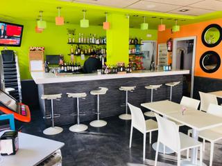 Local commercial à Malgrat de Mar. Bar esquina con terraza y cocina totalmente equipada