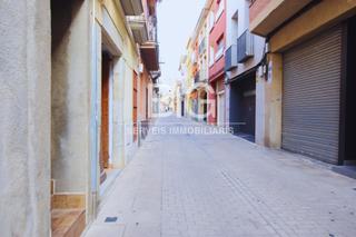 Casa a Centre. Casa con gran local y dos viviendas a reformar