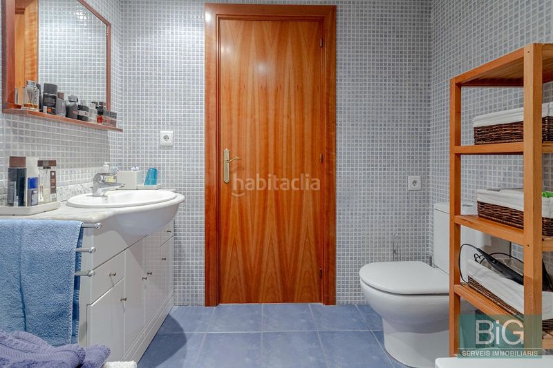 Foto f9486bd8-a508-4546-bf98-93e59c610a8f. Àtic amb calefacció aparcament a Centre Mataró