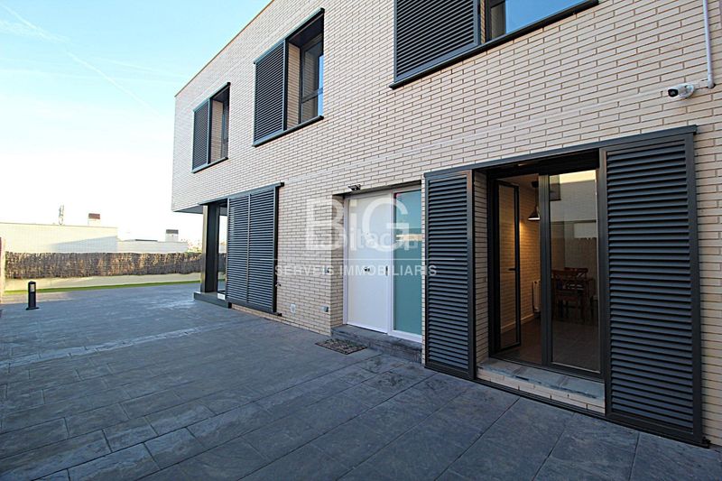 Foto b855befd-7ea9-4e4d-8d38-75a2b4e91813. Casa amb aparcament piscina a Vallveric Mataró