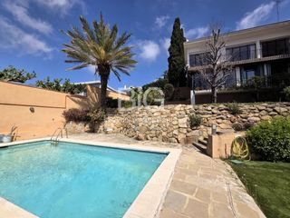 Casa in Via Europa - Parc Central. Espectacular casa con jardín y piscina privada en la ciudad de m