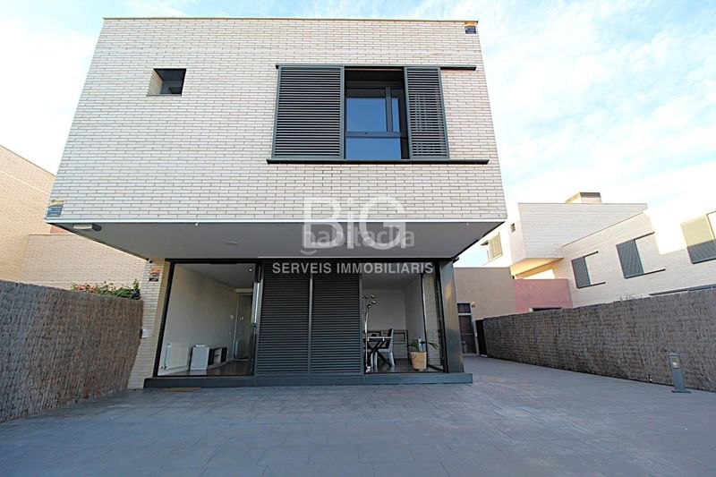 Foto 7ae4b27d-7b61-4db4-8f09-0f4c6689a15d. Casa amb calefacció aparcament piscina a Vallveric Mataró
