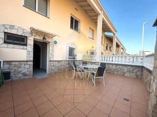 Casa adossada  Carrer de l'aneto. Casa reformada en el centro de polinyà con terraza y 5 habitacio