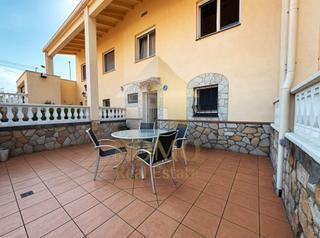 Casa a schiera  Carrer de l'aneto. Casa reformada en el centro de polinyà con terraza y 5 habitacio