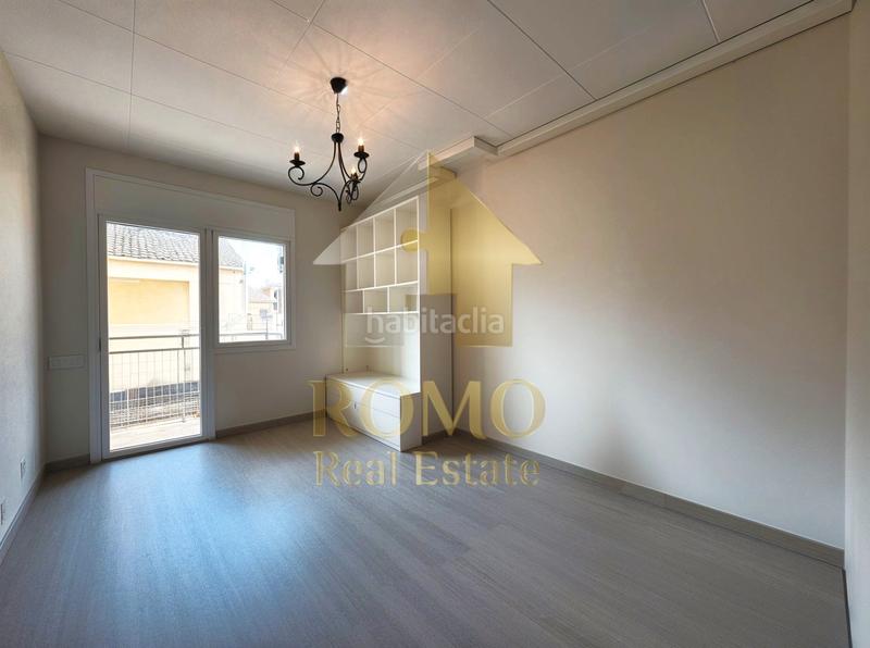 Foto 0cc98835-54e4-42fd-ad21-a1cc8d81fdf0. Casa adosada casa reformada en el centro con terraza y 5 habitaciones – lista para entrar a vivir en Polinyà