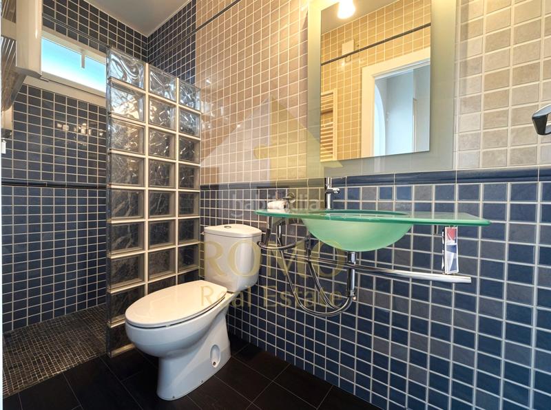 Foto f75e79de-7b41-4903-b8a2-36921764b068. Casa adosada casa reformada en el centro con terraza y 5 habitaciones – lista para entrar a vivir en Polinyà