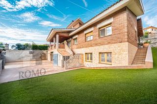 Chalet  Carrer pimpinella. Un hogar de estilo mediterráneo como varado en el pacifico, un r