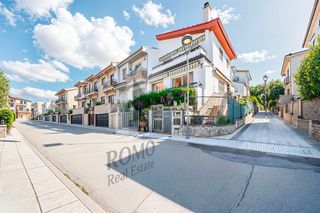 Casa aparellada a Passatge de Montserrat Roig