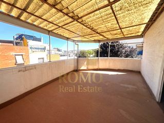 Casa aparellada  Carrer del franc comtat. Casa pareada con terraza, buhardilla y gran potencial en la maur