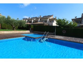Alquiler Casa adosada en Passeig Marítim. Adosado de 4 dormitorios en alquiler con piscina comunitaria y g