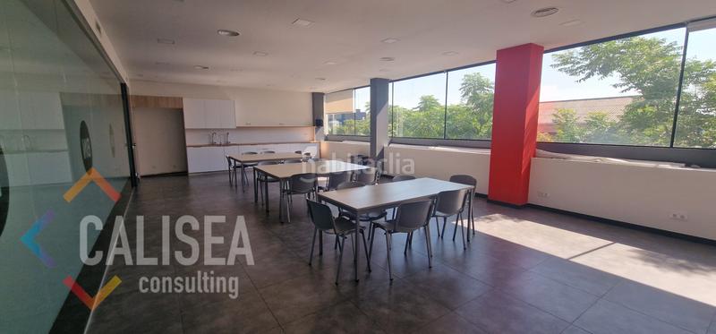 Foto 2fc783bb-a29b-4055-be01-81f471af12a0. Alquiler nave industrial en carrer de cuba 1 comercial con gran imagen y visibilidad en Sabadell