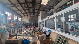 Nave industrial en Carrer dels pirineus 1. Cantonera con mucho patio