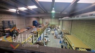 Lloguer Nau industrial a Carrer cabanyes 26. En excelente ubicación con potencia