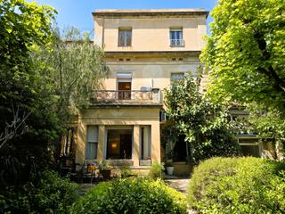 Casa  Carrer de les escoles pies. Casa con gran jardín, ideal para inversión o vivienda exclusiva.