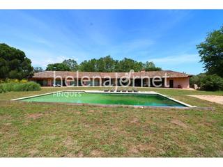 Casa  Mas provençal. Magnífica casa con piscina en un terreno de 32ha con una masía p