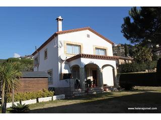 Casa  Mimoses. Casa con jardín situada en la zona de les teules