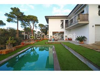 Casa  Joncs. Magnífica casa reformada de una sola planta y con piscina privad