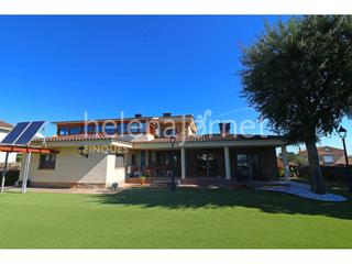 Casa  Canigó. Magnífica casa con jardín y piscina privada en sils.
