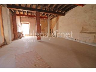 Local Comercial  Monestir. Local comercial ubicado en un edificio con mucho encanto en el c
