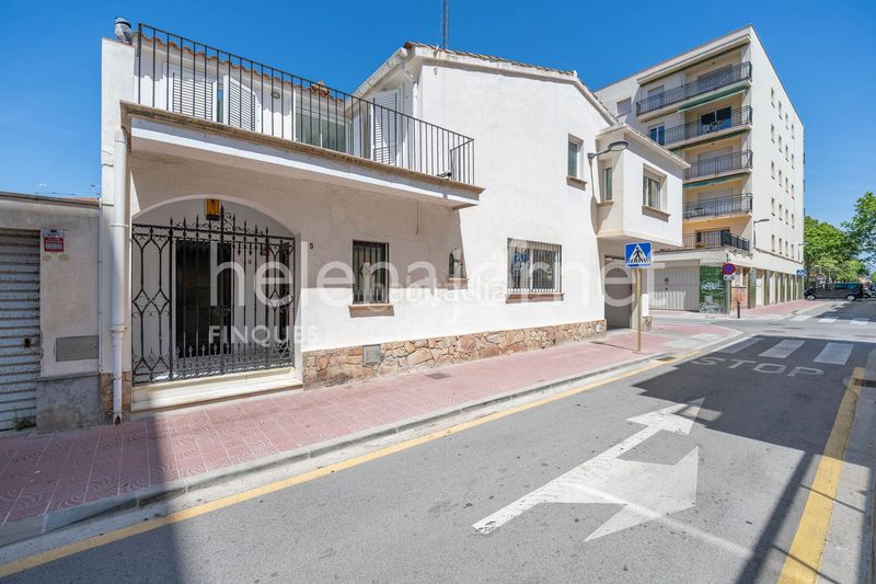 Foto 56a8ce88-54d5-44f0-9272-7f51ba81d3fa. Casa aparellada amb calefacció aparcament a Centre Palamós