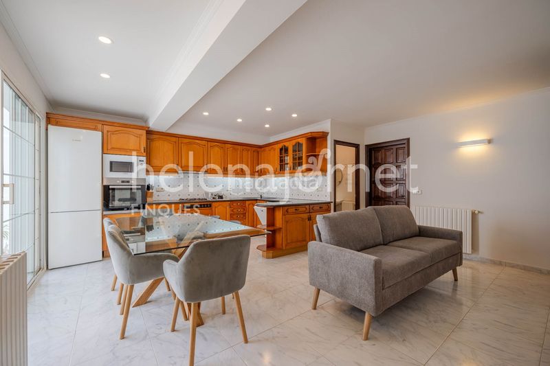 Foto 5831b798-ea81-4928-8fa7-39926980a34e. Casa aparellada amb calefacció aparcament a Centre Palamós