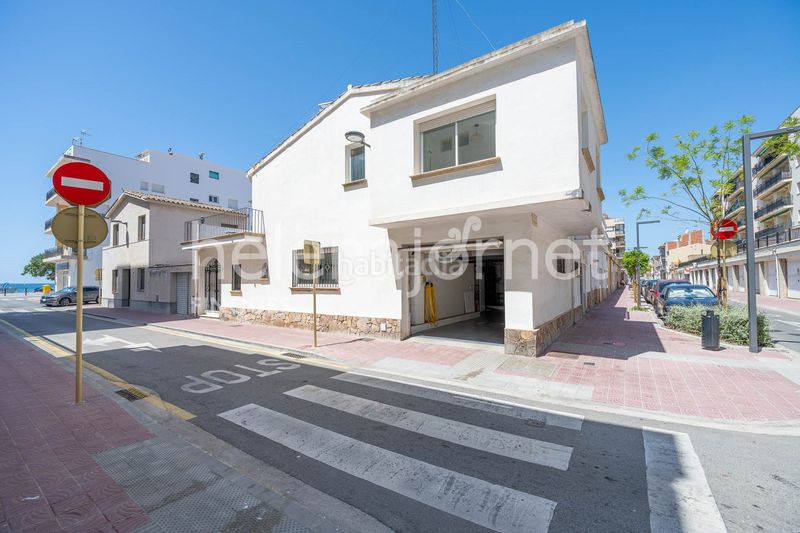 Foto f36e6e0d-2b79-4537-a28a-2b07d05bbafe. Casa aparellada amb calefacció aparcament a Centre Palamós