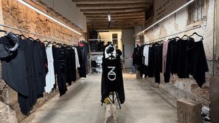 Lloguer Local Comercial  Carrer dels banys vells. Tienda de ropa en local compartido