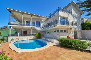 Xalet  Avenida santa maria de montserrat. Chalet independiente en venta  un oasis de confort y estilo