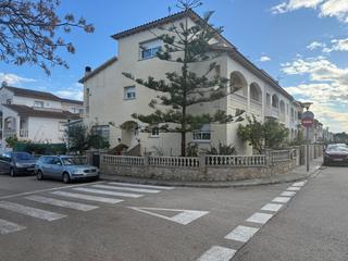 Casa adossada  Carrer carrer del baix ebre. Casa esquinera en el vendrell