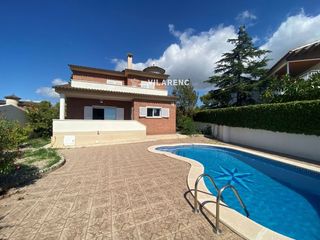 Chalet  Patagonia. Venta de chalet independiente de 4 dormitorios  3 baños y piscin