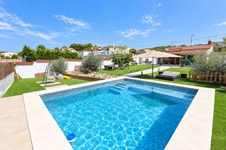 Chalet  Llessiu. Casa independiente en venta en urb. calafell park