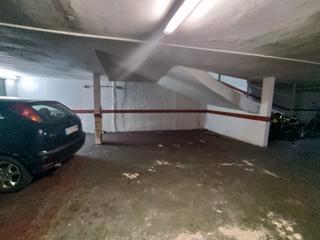 Autoparkplatz  Carrer de mossèn jacint verdaguer. Plaza de garaje junto a parada de metro de angel guimerá.