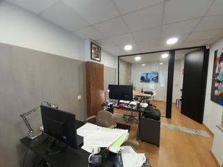 Location Local commercial  Carrer de benicarló. ¡descubre esta increíble oficina en alquiler, perfecta para impu