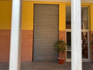 Location Local commercial  Plaça de maria beneyto. Interesante local en alquiler en el botánico.