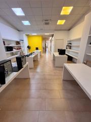 Alquiler Oficina  Carrer de puerto rico. Alquiler de maravillosa oficina a pie de calle de 185m2.