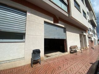 Locale commerciale  Calle la hoya. Venta de interesante local con acceso a dos calles.