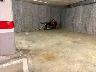 Aparcament cotxe a Carrer d'anglesola 14. Parking para dos coches