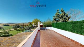 Maison dans Sant Joan - Vilarrom. Casa con amplia terraza.