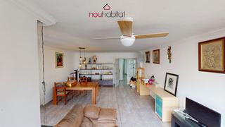 Appartement dans Avinguda Catalunya. Piso amplio cerca de la playa.