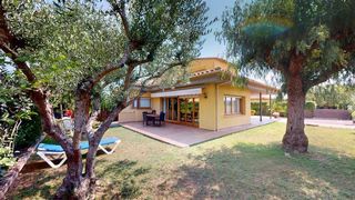 Casa en Vall-llobrega. Casa con jardin en entrada de vallllobrega.
