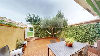 Maison jumelée à Molí de Vent-La Sauleda. Casa adosada con terraza y zona ajardinada con piscina