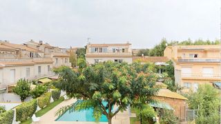 Maison jumelée à Molí de Vent-La Sauleda. Casa adosada con terraza y zona ajardinada con piscina