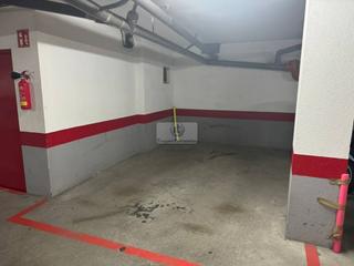 Aparcament cotxe a Mercat-Mas Moixa. Parking en venta en centre