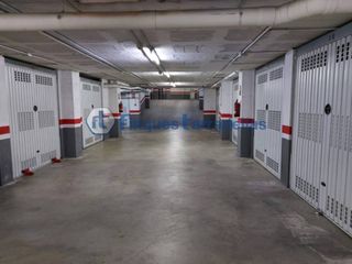 Aparcament cotxe a Els Pavos. Garaje cerrado en venta en can borrell