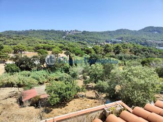 Casa a Mont Ferrant-Joan Carles I. Casa rodeada de naturaleza en blanes