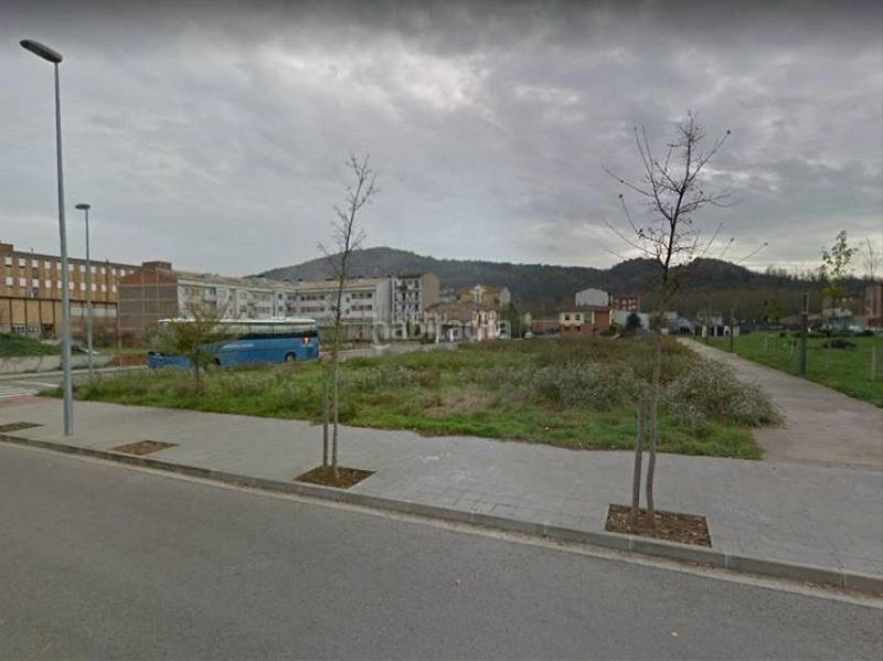 Foto aae7b1ed-18f5-4c71-a48f-43529ed8ca4f. Terreny residencial a carrer compositor pere aubert 39 a Olot