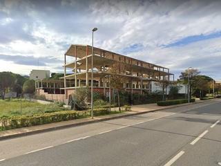 Terreny residencial a Avinguda de la unió 25b. Suelo residencial con obra parada en calonge i sant antoni.